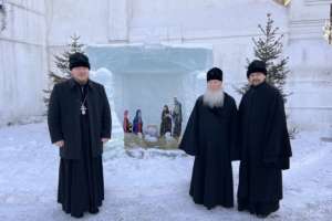 Впервые территорию главного собора Бурятии украсил ледяной Рождественский вертеп