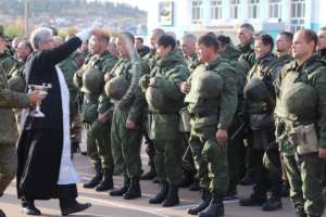 В Улан-Удэ священник напутствовал мобилизованных воинов