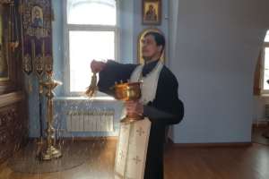 Клирики Одигитриевского собора окропили приходские помещения крещенской водой