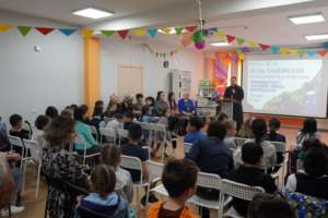 Священнослужитель принял участие в празднике в детско-юношеской библиотеке
