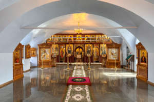 Одигитриевский собор украшен новыми иконами в резных напольных киотах