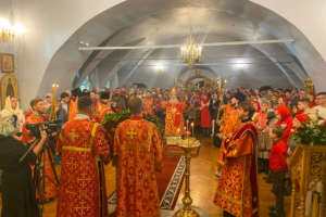 В светоносную ночь Светлого Христова Воскресения в Улан-Удэ были совершены праздничные богослужения