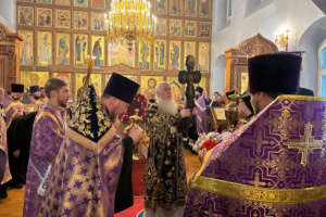 В канун праздника Крестовоздвижения в Улан-Удэ был совершен чин Воздвижения Креста Господня