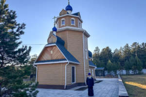 Новые резные наличники установлены на окна Сергиевского храма города Улан-Удэ