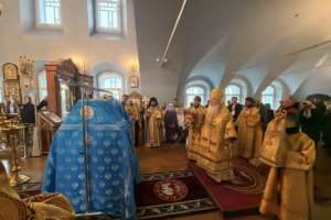 Новые богослужебные облачения для священнослужителей Одигитриевского собора г. Улан-Удэ освящены митрополитом Иосифом